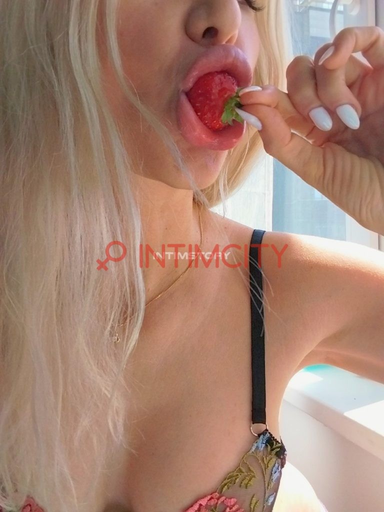 Шлюха Блондинка  в красном IntimCity